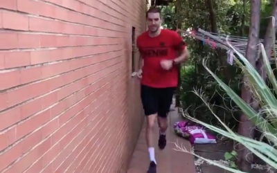 Rodríguez, entrenant al jardí de casa de la seva parella | @XyysObst